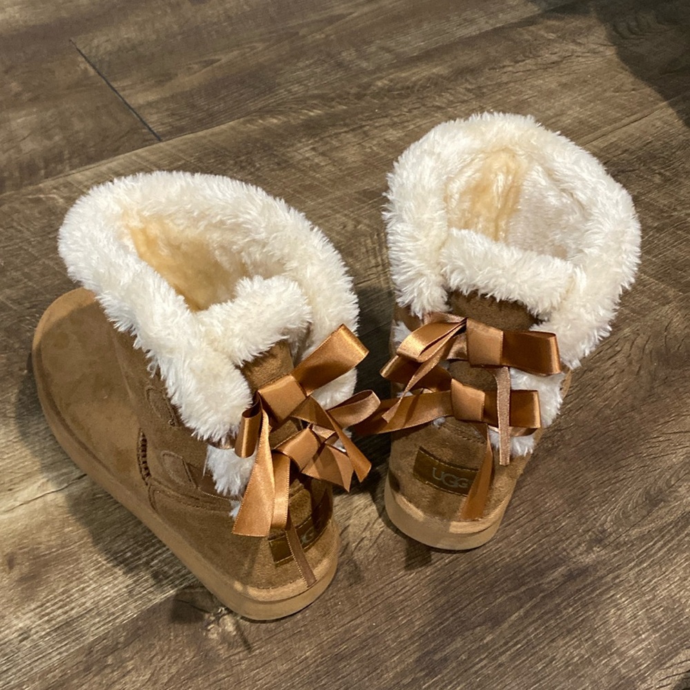 New Brown Size 9 UGGs with bows